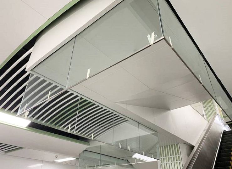 玻璃擋煙垂壁是否可以用鋼化玻璃代替防火玻璃？